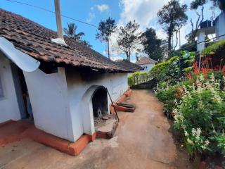 Sardar Bahadur's Heritage Bungalow Estate Stay - Napoklu - 1