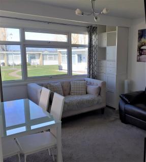 Fabulous 2 bedroom dog friendly chalet 5 min walk to beach, nr Gt Yarmouth & Norfolk Broads - Scratby - 3