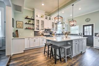 Spacious Abode, Walk to Texas Heroes Square! - 9