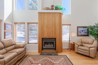 3BR Townhome with Mountain View and Balcony - 6