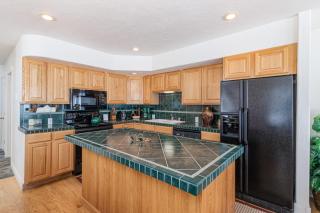 3BR Townhome with Mountain View and Balcony - 1