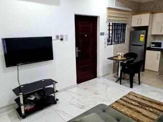 Comfy & Cozy Hideout Close to Highway Parking - 6