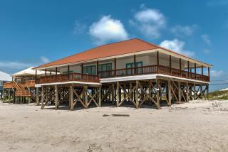Dauphin Charm - GULF FRONT! Pet Friendly - wrap around porch with observation deck and outdoor seating home - Dauphin Island - 7