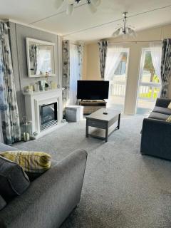 Reynards Retreat Lodge with Hot Tub - Barmby on the Moor - 3