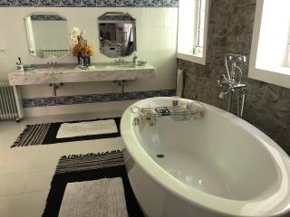Villa-sleeps2-garden-private park - 9