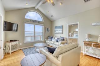 Villa Delphinus - Beachfront! and Pet Friendly! Feel the ocean breezed and hear the waves lapping right at your doorstep! home - Dauphin Island - 8