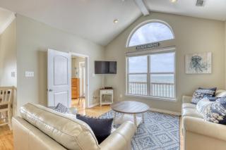 Villa Delphinus - Beachfront! and Pet Friendly! Feel the ocean breezed and hear the waves lapping right at your doorstep! home - Dauphin Island - 7