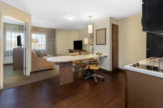 Candlewood Suites-West Springfield by IHG - West Springfield - 1