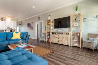 SeaBatical - Gulf and Bay views - steps to the water - enjoy a family dinner after a great day on the beach! home - Dauphin Island - 4