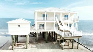Shamrock Shores Bottom Floor - Large gulf front deck and a private sea wall for fishing! Rent as a 4 or 6 bedroom! home - Dauphin Island - 7