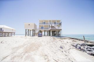 Shamrock Shores Bottom Floor - Large gulf front deck and a private sea wall for fishing! Rent as a 4 or 6 bedroom! home - Dauphin Island - 8