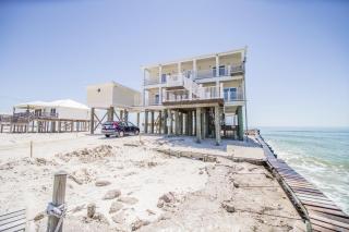 Shamrock Shores Bottom Floor - Large gulf front deck and a private sea wall for fishing! Rent as a 4 or 6 bedroom! home - Dauphin Island - 6