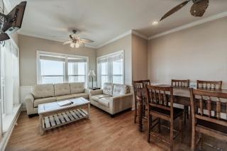 Shamrock Shores Bottom Floor - Large gulf front deck and a private sea wall for fishing! Rent as a 4 or 6 bedroom! home - Dauphin Island - 4