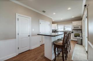 Shamrock Shores Bottom Floor - Large gulf front deck and a private sea wall for fishing! Rent as a 4 or 6 bedroom! home - Dauphin Island - 3
