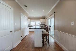 Shamrock Shores Bottom Floor - Large gulf front deck and a private sea wall for fishing! Rent as a 4 or 6 bedroom! home - Dauphin Island - 2
