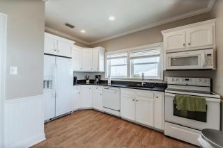 Shamrock Shores Bottom Floor - Large gulf front deck and a private sea wall for fishing! Rent as a 4 or 6 bedroom! home - Dauphin Island - 1