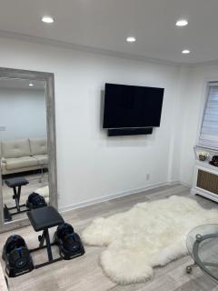 Renovated Jacuzzi Tub Home NYC-LGA-JFK Washer-Dryer - 6