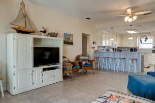 Waters Edge - PRIVATE DOCK! Only two blocks from the bay or the gulf! Plenty of parking for cars or boats home - Dauphin Island - 5