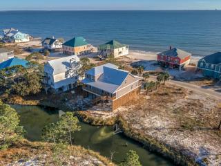 Great Escape to Dauphin Island - Fun for the whole family! Tremendous gulf views - one minute to the boardwalk! home - Dauphin Island - 7