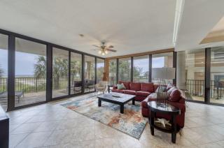 Holiday Isle Unit 122 - Ground Floor Corner Unit - Wrap around balcony - extra large floor plan! condo - Dauphin Island - 5