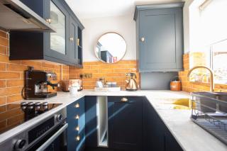 Luxe Townhouse - private sunny patio - close to castle & town - Perfect break, great for the races, workation & exploring the Cotswolds - Warwick - 9