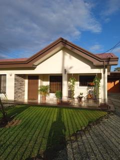 Elegant Villa in La Fortuna with spacious backyard plus very private pool & parking - Fortuna - 7
