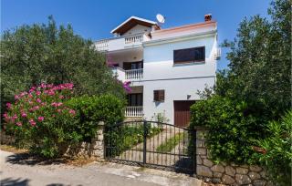1 Bedroom Lovely Apartment In Petrcane - Petrcane - 9