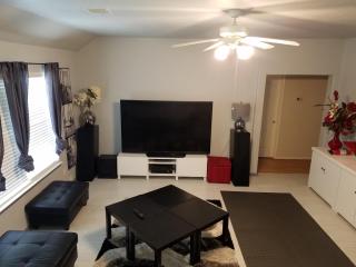 Large Modern Residence with private guest, family room & business office - Missouri City - 9