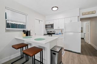 Comfy BNB w/ King Bed + Work/Travel + Beach 8 Min - Hallandale Beach - 6