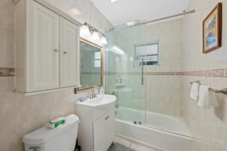 Comfy BNB w/ King Bed + Work/Travel + Beach 8 Min - Hallandale Beach - 7