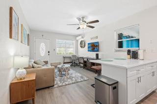 Comfy BNB w/ King Bed + Work/Travel + Beach 8 Min - Hallandale Beach - 0