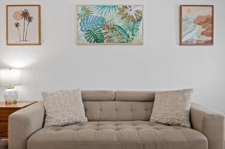 Comfy BNB w/ King Bed + Work/Travel + Beach 8 Min - Hallandale Beach - 3
