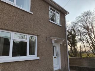 3 Bed House - Sleeps 6 - Parking - Garden - WIfi - 3