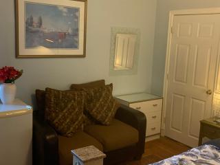 Stylish, Cozy 2BR Private Apt, 2nd Floor, Scenic View, Well-Appointed, Near Providence, MA, RI Line, I-95 Access - Pawtucket - 2