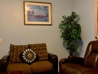 Stylish, Cozy 2BR Private Apt, 2nd Floor, Scenic View, Well-Appointed, Near Providence, MA, RI Line, I-95 Access - Pawtucket - 3