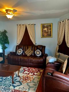 Stylish, Cozy 2BR Private Apt, 2nd Floor, Scenic View, Well-Appointed, Near Providence, MA, RI Line, I-95 Access - Pawtucket - 0