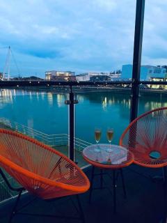 Luxury 2 Bedroom waterfront apartment with balcony - Newport - 7
