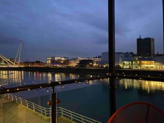 Luxury 2 Bedroom waterfront apartment with balcony - Newport - 1