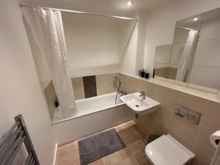2 Bedroom, 2 Bathroom Modern Apartment close to Ocean Village, Free parking, Single or Double beds - Southampton - 5
