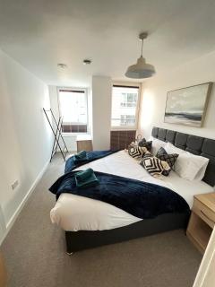 2 Bedroom, 2 Bathroom Modern Apartment close to Ocean Village, Free parking, Single or Double beds - 1