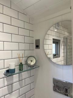 Luxury Shepherds Hut - The Sweet Pea by the lake - York - 8