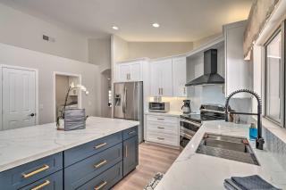 Putting Green and Patio! Group Getaway in Phoenix - 2