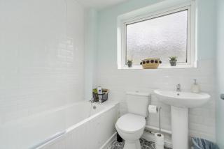 Mulberry House - Detached 6 Bedroom House with Hot Tub & Private Parking - 4