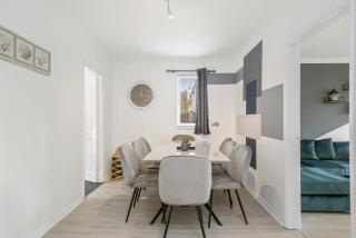 Mulberry House - Detached 6 Bedroom House with Hot Tub & Private Parking - 1