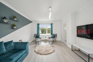 Mulberry House - Detached 6 Bedroom House with Hot Tub & Private Parking - 0