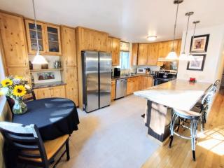 Cozy Mountain Home with Deck and Firepit-1 Mile from Downtown Flagstaff! - Flagstaff - 8
