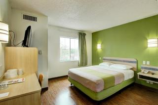 Super 8 by Wyndham Aurora East - 2