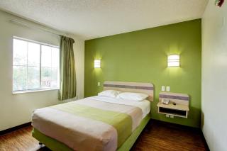 Super 8 by Wyndham Aurora East - 1