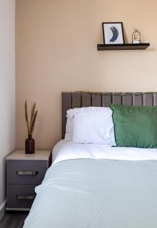 Top Floor Apartment with Private Balcony in Stockport Centre by HASS HAUS - Stockport - 1