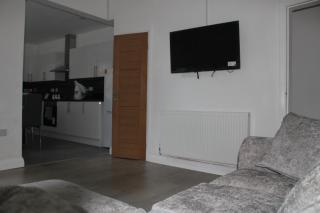 Beautiful, Spacious, Old Trafford home - 6
